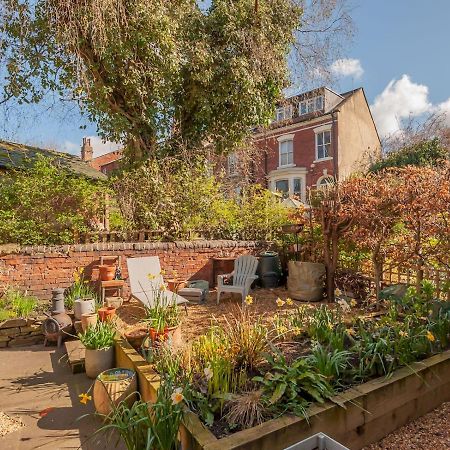 Pass The Keys Wonky Cottage With Amazing Garden Лидс Экстерьер фото