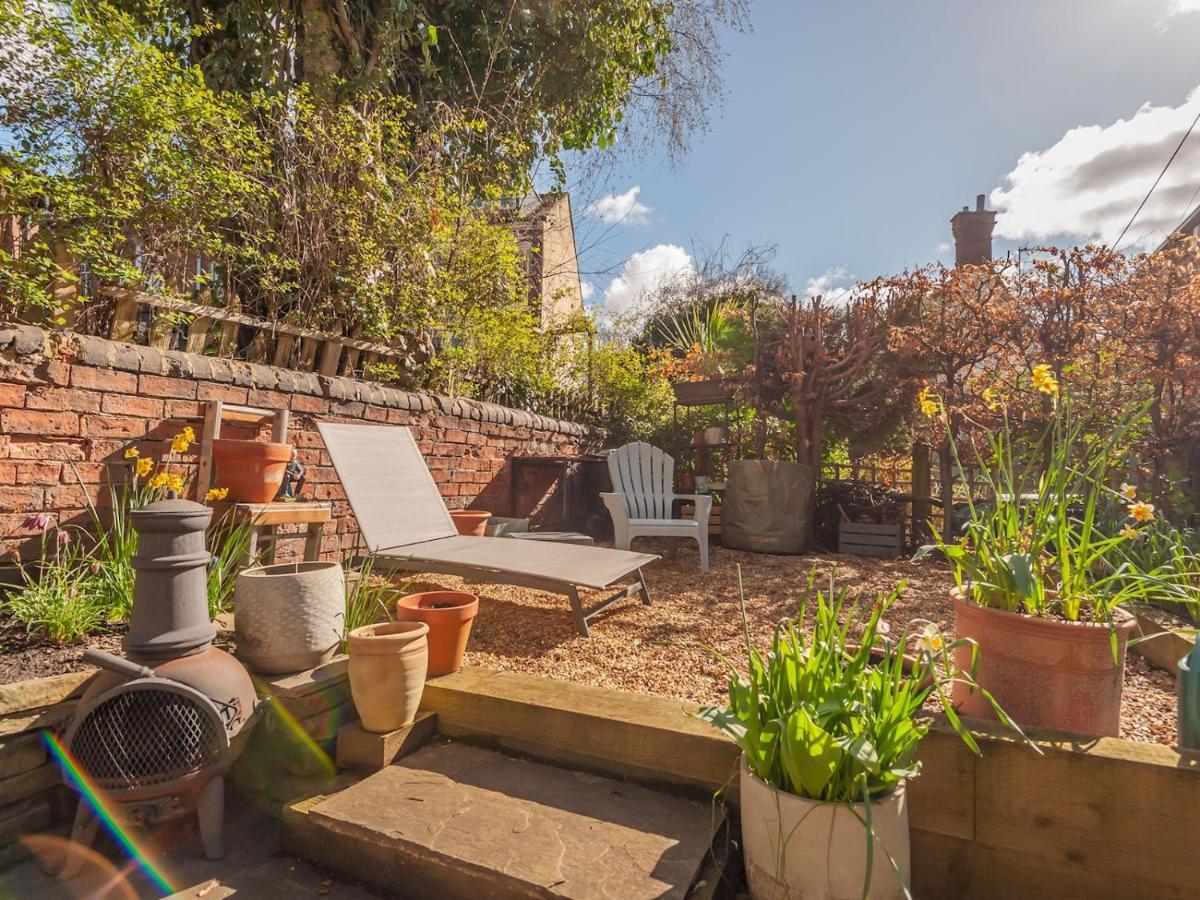 Pass The Keys Wonky Cottage With Amazing Garden Лидс Экстерьер фото